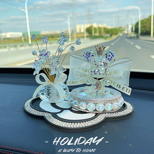 汽车摆件饰品中控台女生水钻高级感小熊可爱车内摆台车载装饰皇冠