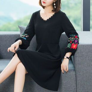 胖MM高级感百搭刺绣设计A字短裙子韩版巨好看的收腰女小黑连衣裙