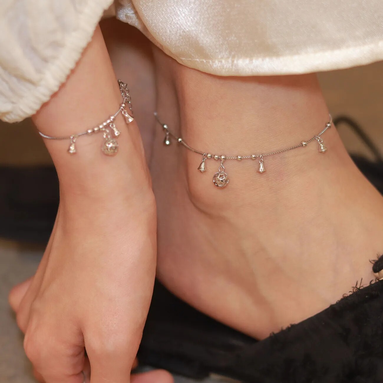 宫铃古风玲珑球脚链女2024年新款不掉色小众设计女本命年铃珑脚环