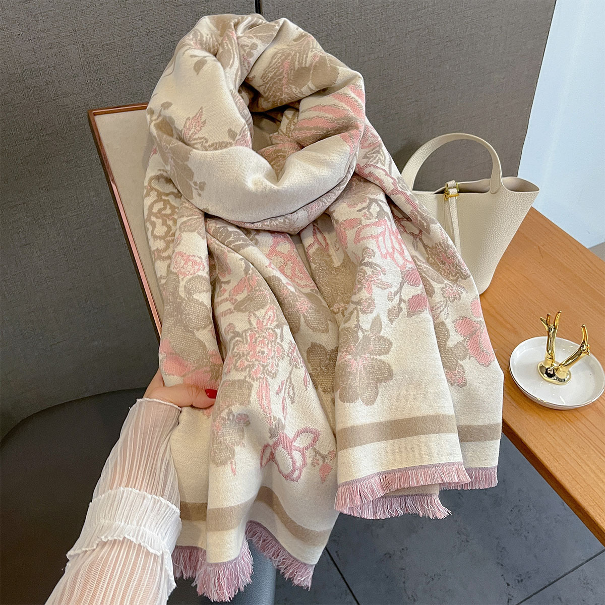 粉灰色围巾女秋冬季韩版百搭妈妈仿羊毛羊绒双面两用加厚保暖披肩