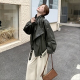 深绿色