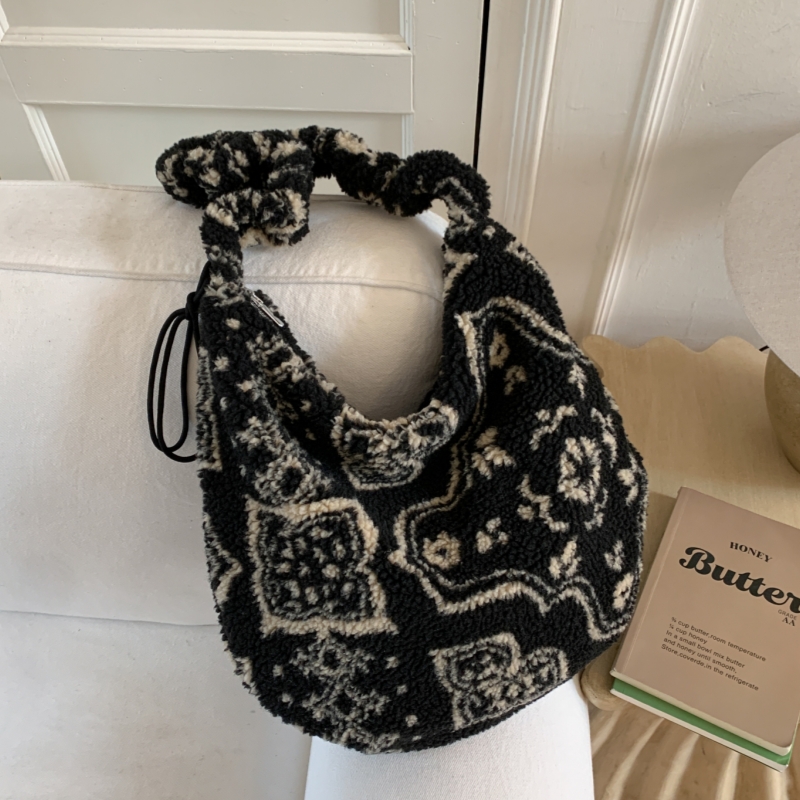 秋冬新款韩系毛绒斜挎包简约小众感通勤包爆款单肩包大容量托特包