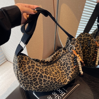 豹纹布袋包高级感斜挎包女大容量通勤托特单肩包休闲百搭饺子包潮