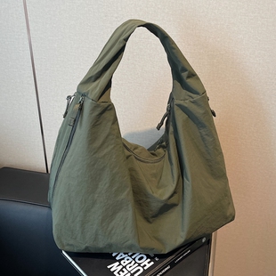 今年流行极简风大容量包包女2025新款慵懒休闲通勤腋下单肩托特包