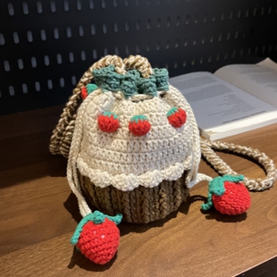 钩织草莓迷你包包女2025新款 百搭单肩斜挎包甜美毛线蛋糕水桶包潮