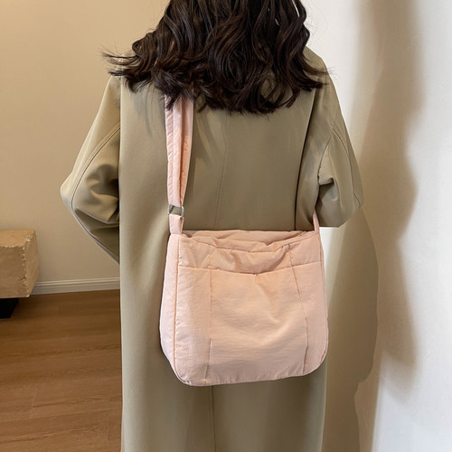 冬季新款大容量棉服单肩斜挎大包包2023新款时尚补课包大兜子纯色