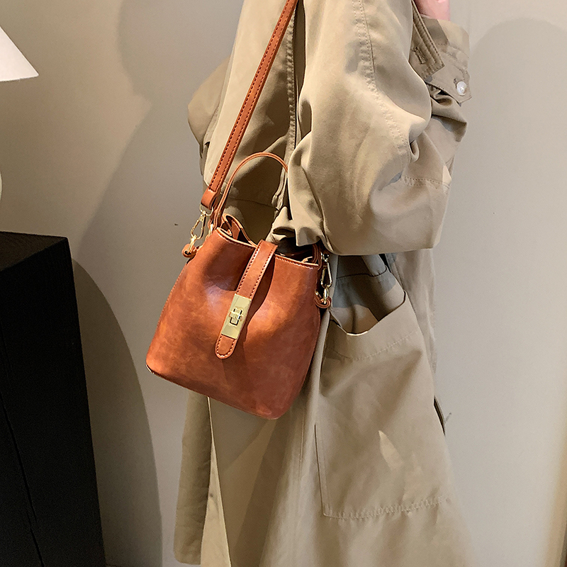 高级感小众设计包包女2023新款潮复古时尚百搭单肩斜挎手提水桶包