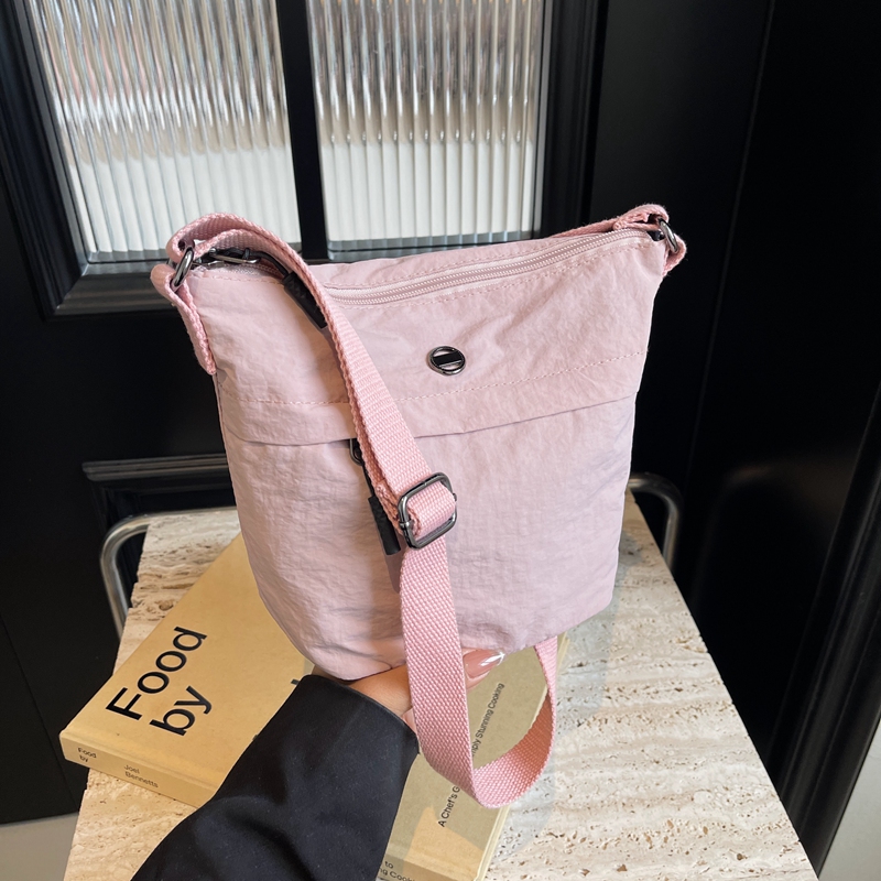 手机包女斜挎2024简约小巧超轻高级感小众百搭精致新款水桶小包包