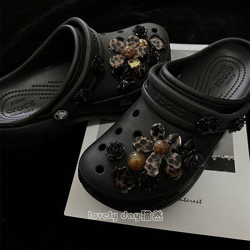 洞洞鞋配饰高级感豹纹鞋花适配Crocs卡骆驰经典鞋扣甜酷咖色原创