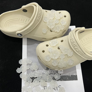 花簇骨白洞洞鞋配饰Crocs卡骆驰云朵小鲸鱼高级感通用鞋花扣新款