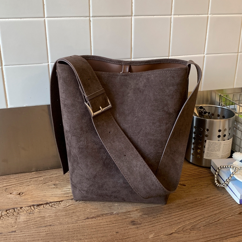 高级感复古百搭水桶包女2025新款潮流时尚单肩包大容量通勤斜挎包