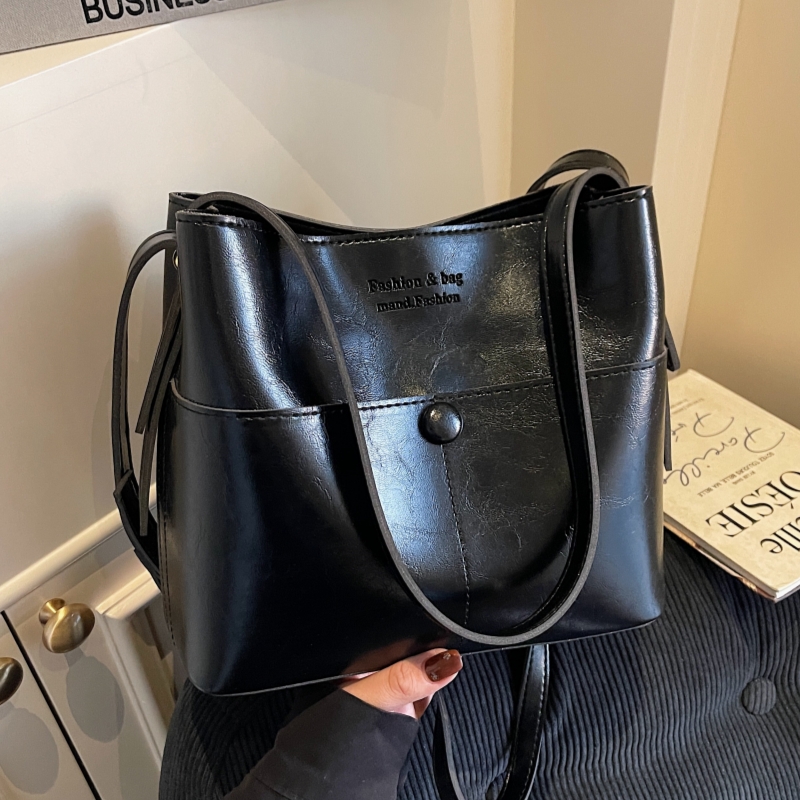 小包包女2025冬季新款潮时尚网红简约水桶包高级感百搭单肩斜挎包