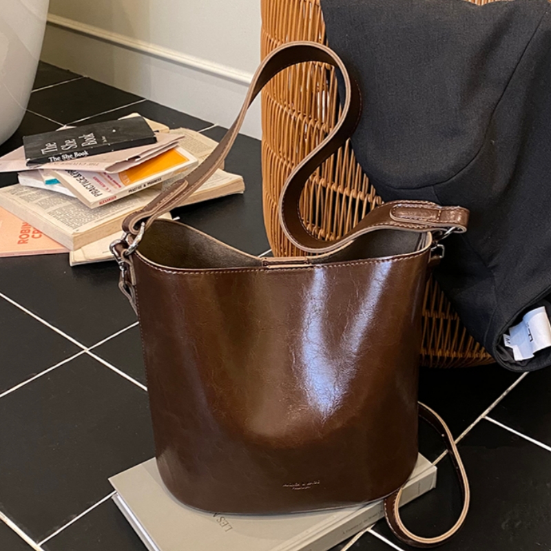 大容量子母水桶包包女2025新款复古油蜡皮托特包高级感单肩斜挎包