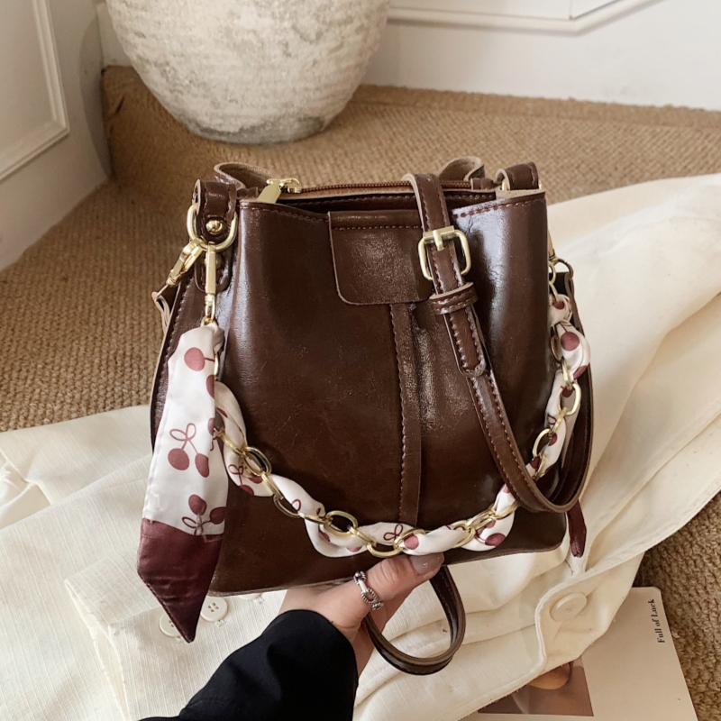 斜挎包女包包洋气质感单肩包2025新款潮流简约时尚轻奢百搭水桶包