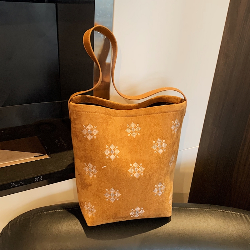 国风麂皮绒水桶包包女冬季2025新款潮流时尚复古腋下包简约单肩包