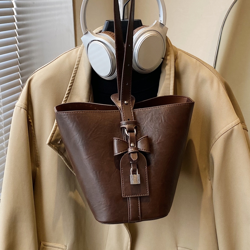 高级质感复古大容量单肩腋下包包女式2025新款秋冬通勤手提水桶包