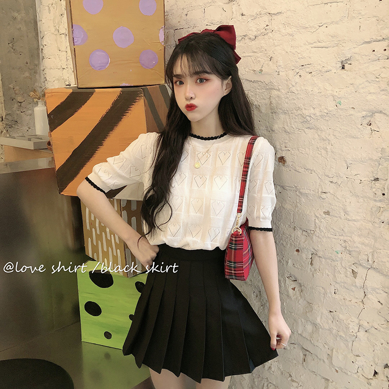 Real shot Korean half sleeve knitted love round neck T-shirt + black high waist pleated skirt skirt