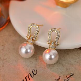 真金电镀银针马蹄扣珍珠款耳钉法式轻奢优雅耳环时尚高级感耳饰女