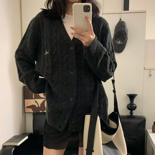 26早春新品复古英伦风土星刺绣羊毛混纺排扣V领针织开衫女生外套