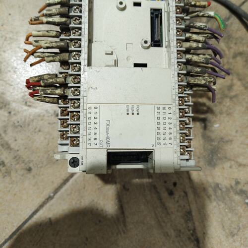 议价FX3GA-40MR-CM一台，，成色如图所示，可维修