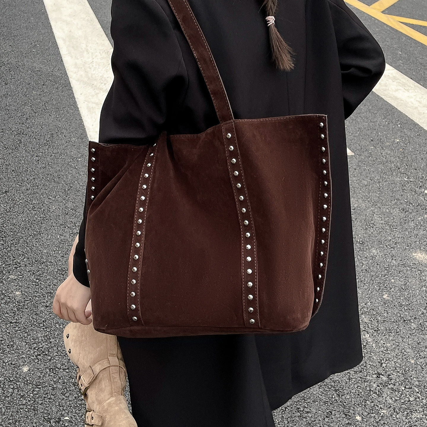 潮酷铆钉腋下大包包女2025新款辣妹风托特包秋冬复古麂皮绒单肩包,箱包皮具/热销女包/男包,托特包,淘宝优惠券,粉丝福利购,淘宝优惠卷