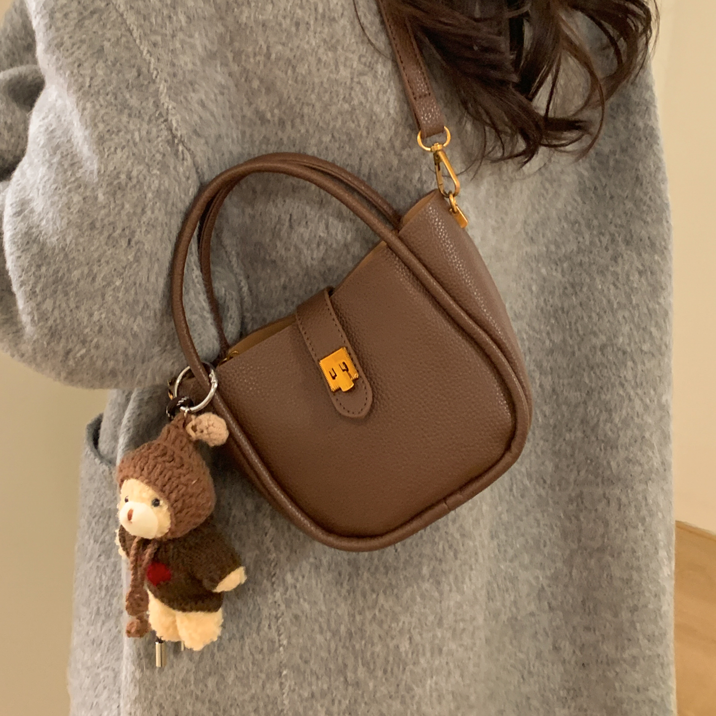 ZATZ软皮手拎荔枝纹水桶包