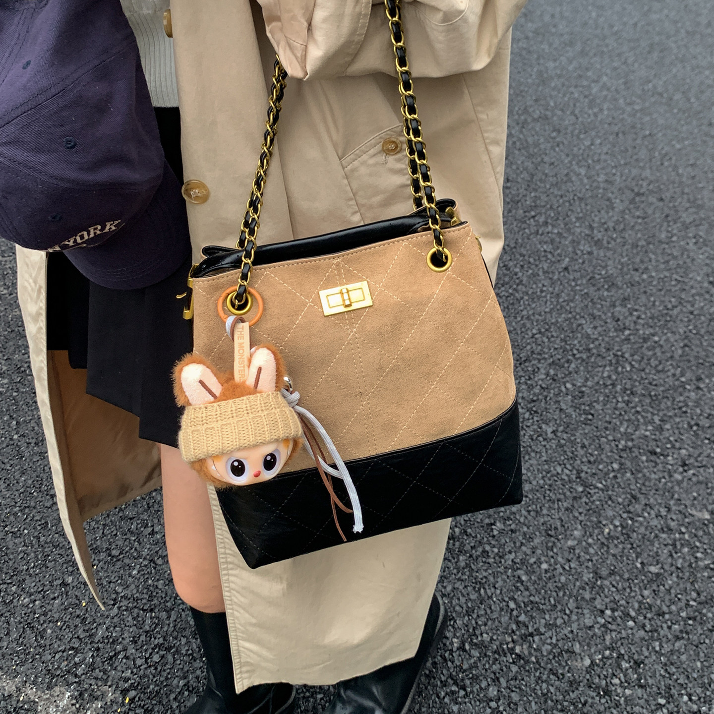 复古麂皮绒小包包女2026新款潮时尚菱格抽绳水桶包夏季链条斜挎包