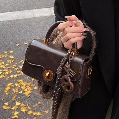 女式通勤轻奢秋冬复古风斜挎小包