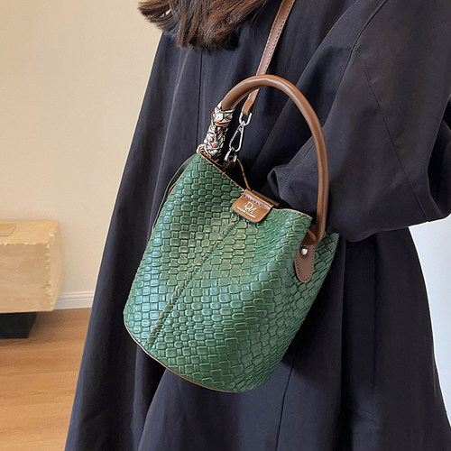 时尚百搭丝巾编织水桶包