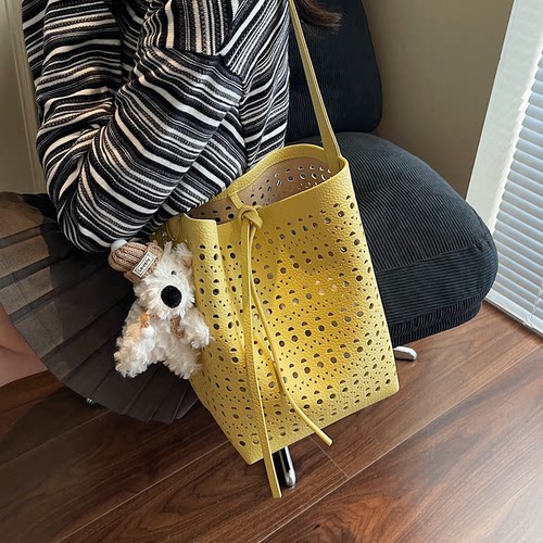 ZATZ镂空大包软皮通勤水桶包