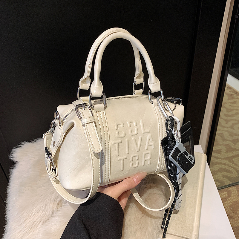 简约蜡皮字母小包包女2025新款时尚休闲手提枕头包冬季质感斜挎包