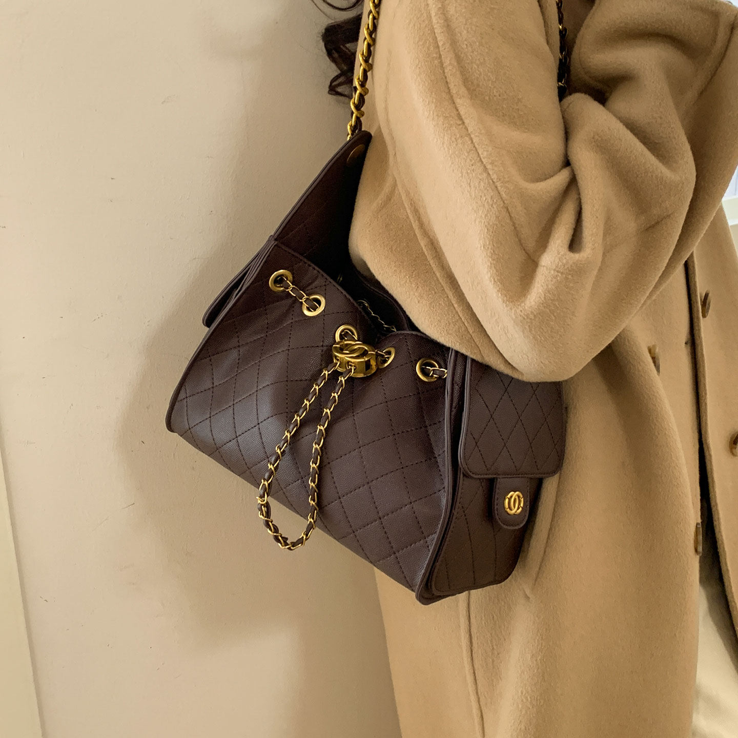 小众复古腋下小包包女2025新款菱格链条水桶包冬季质感单肩斜挎包,箱包皮具/热销女包/男包,水桶包,淘宝优惠券,粉丝福利购,淘宝优惠卷