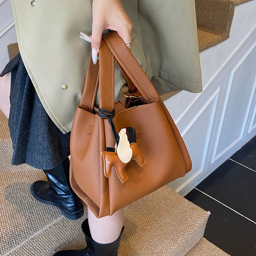 ZATZ复古软皮荔枝纹水桶包