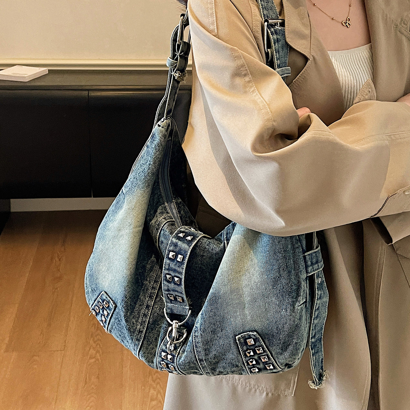 水洗牛仔布腋下大包包女2026新款潮酷铆钉托特包春夏大容量斜挎包