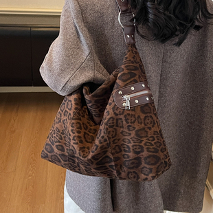 复古麂皮绒豹纹大包包女2025新款 慵懒风腋下托特包秋冬磨砂单肩包