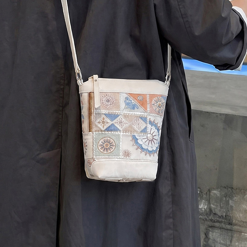 民族风刺绣小包包女2026新款简约休闲手机包水桶包夏季质感斜挎包