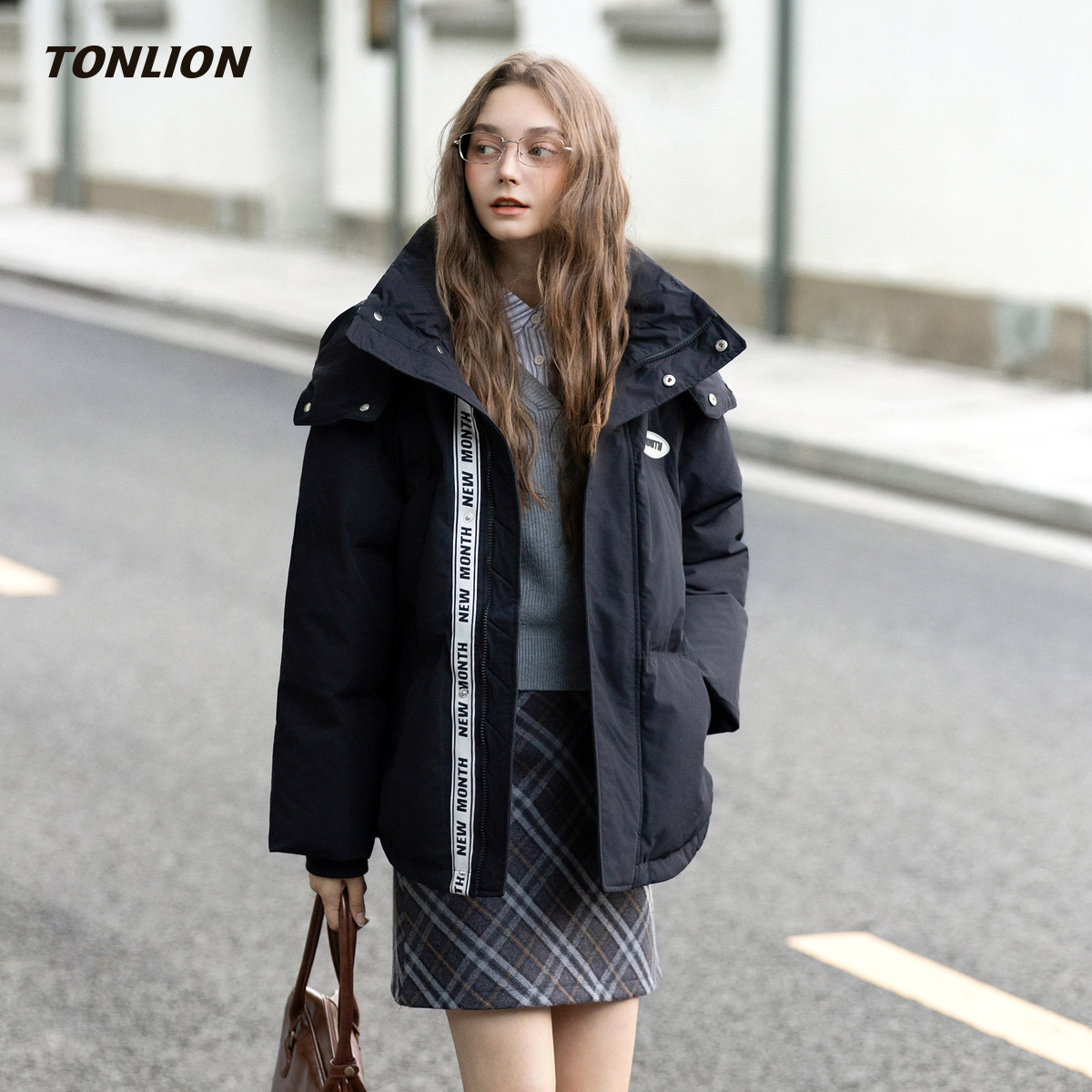 唐狮黑色短款羽绒服女2025冬季新款宽松连帽小个子设计感保暖外套