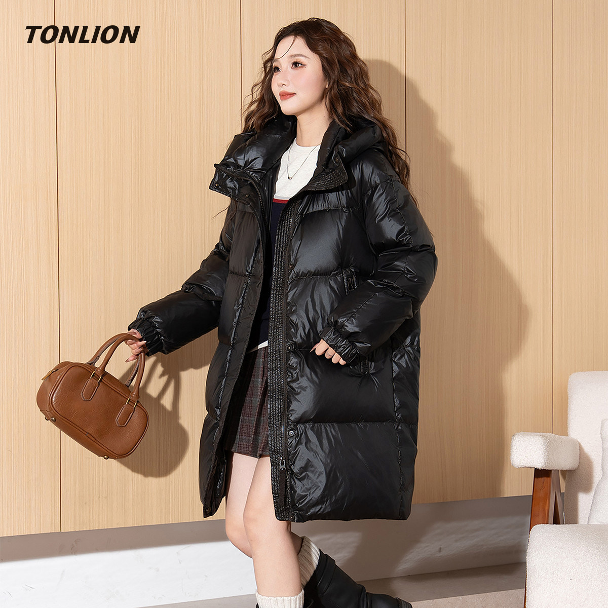 唐狮黑色亮面羽绒服女款2025冬季新款宽松连帽中长款加厚保暖外套