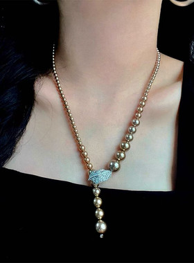 不规则棕色珍珠挂脖项链羽毛扣