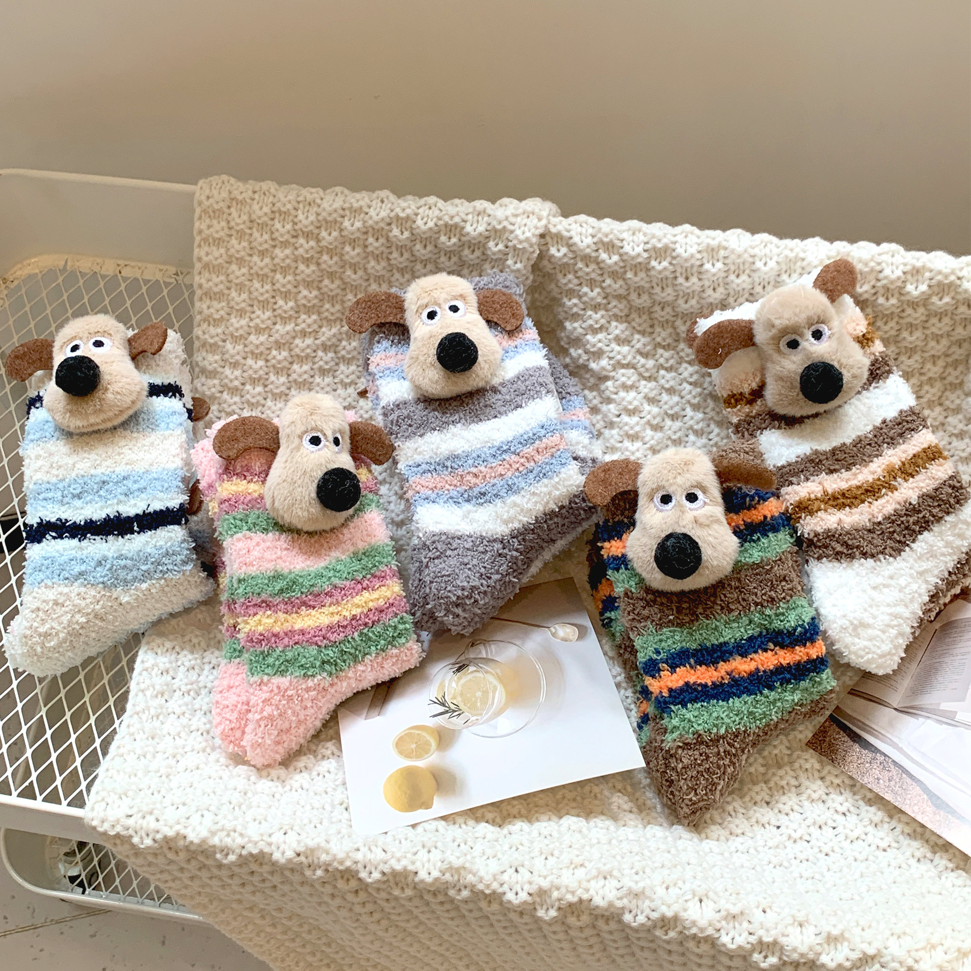 珊瑚绒可爱小狗袜子女款中筒袜冬季加绒加厚卡通地板袜保暖睡眠袜