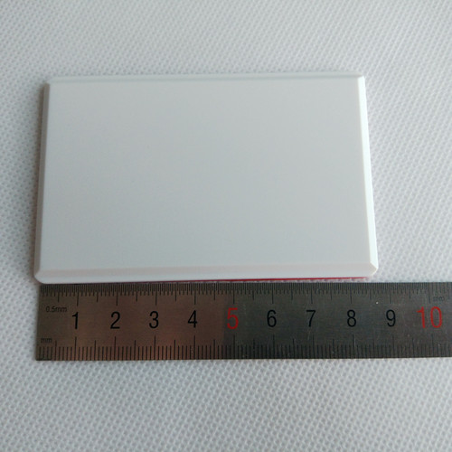 陶瓷标签本来具有易碎的性质，所以非常适用于防拆防撕的应用。一旦将防拆陶瓷标签从车辆挡风玻璃上拆除，标签破碎，立即失效，不可再用，因此可以有效地防止非法拆除标签。如运输公司在公司的所有泥头车上都安装了陶瓷标签，这样能够更好地去管理泥头车的实时动态。