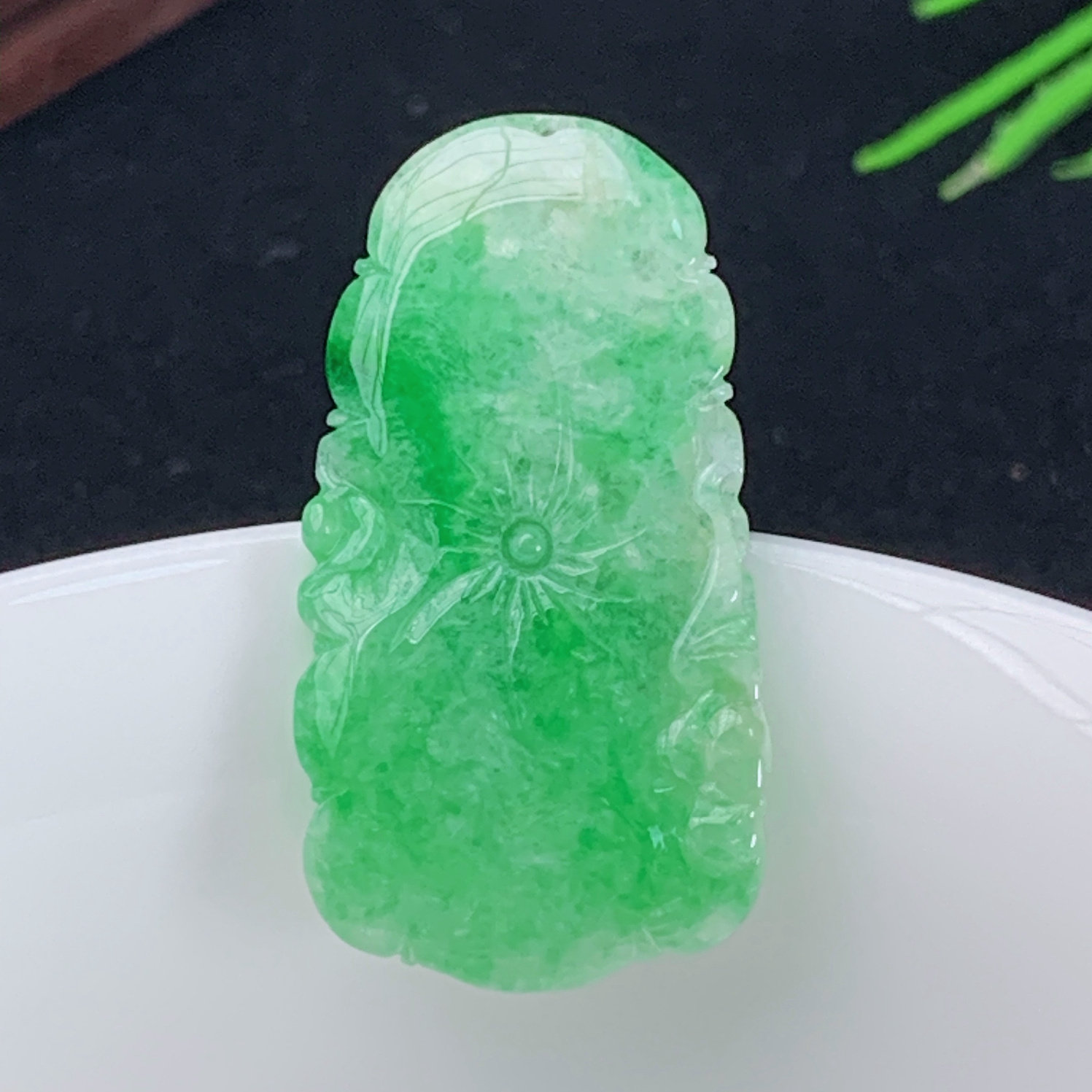 缅甸天然翡翠A货绿翡翠荷叶吊坠