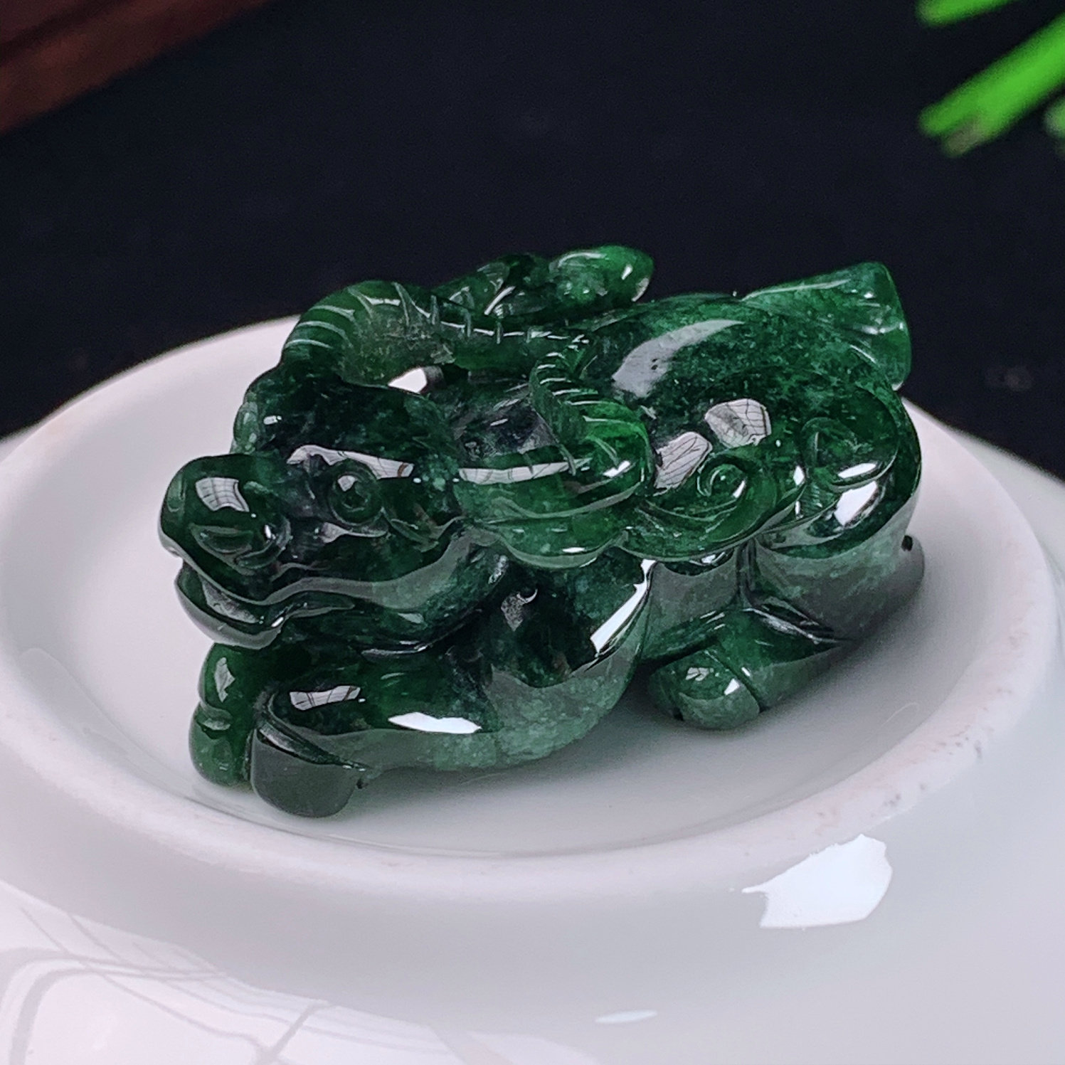 缅甸翡翠A货辣绿生肖牛吊坠挂件