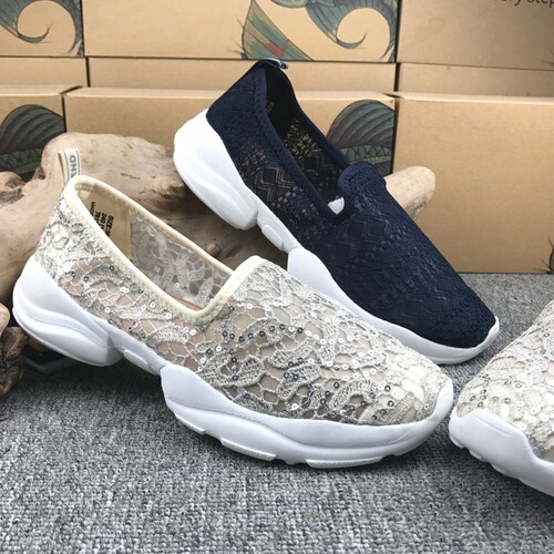 镂空蕾丝一脚蹬舒适妈妈健步鞋