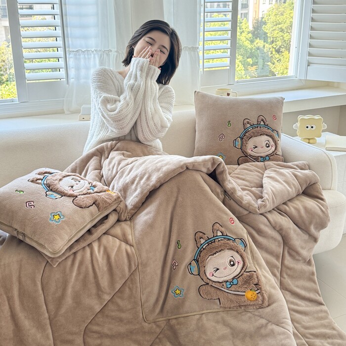加厚牛奶绒抱枕被子两用二合一办公室午睡毯子沙发汽车靠垫可机洗