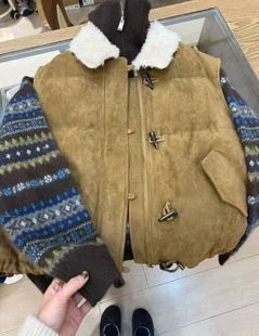 25秋冬韩版 复古翻领麂皮绒羊羔毛拼接牛角扣羽绒马甲女保暖外套