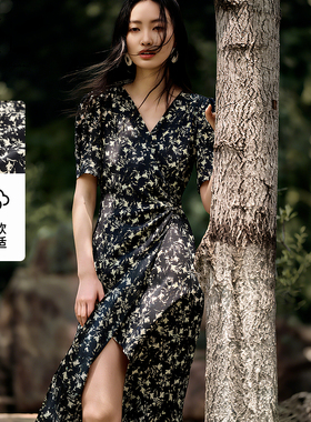 XG雪歌2025夏款法式V领印花连衣裙女显瘦开叉中长裙XL204549B806