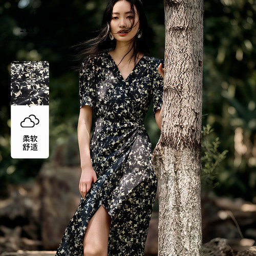 XG雪歌2025夏款法式V领印花连衣裙女显瘦开叉中长裙XL204549B806