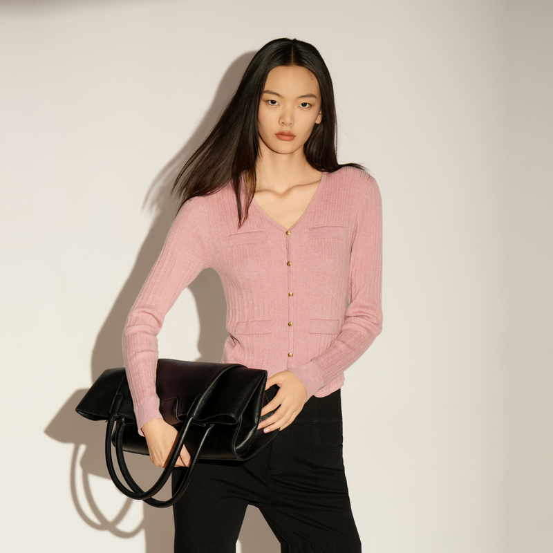 XG雪歌2025冬新款极简百搭法式V领通勤套头针织衫女XK411003A216