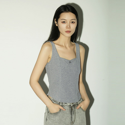 XG雪歌2026夏方领收腰背心女夏短款显瘦无袖内搭上衣XL222001A184